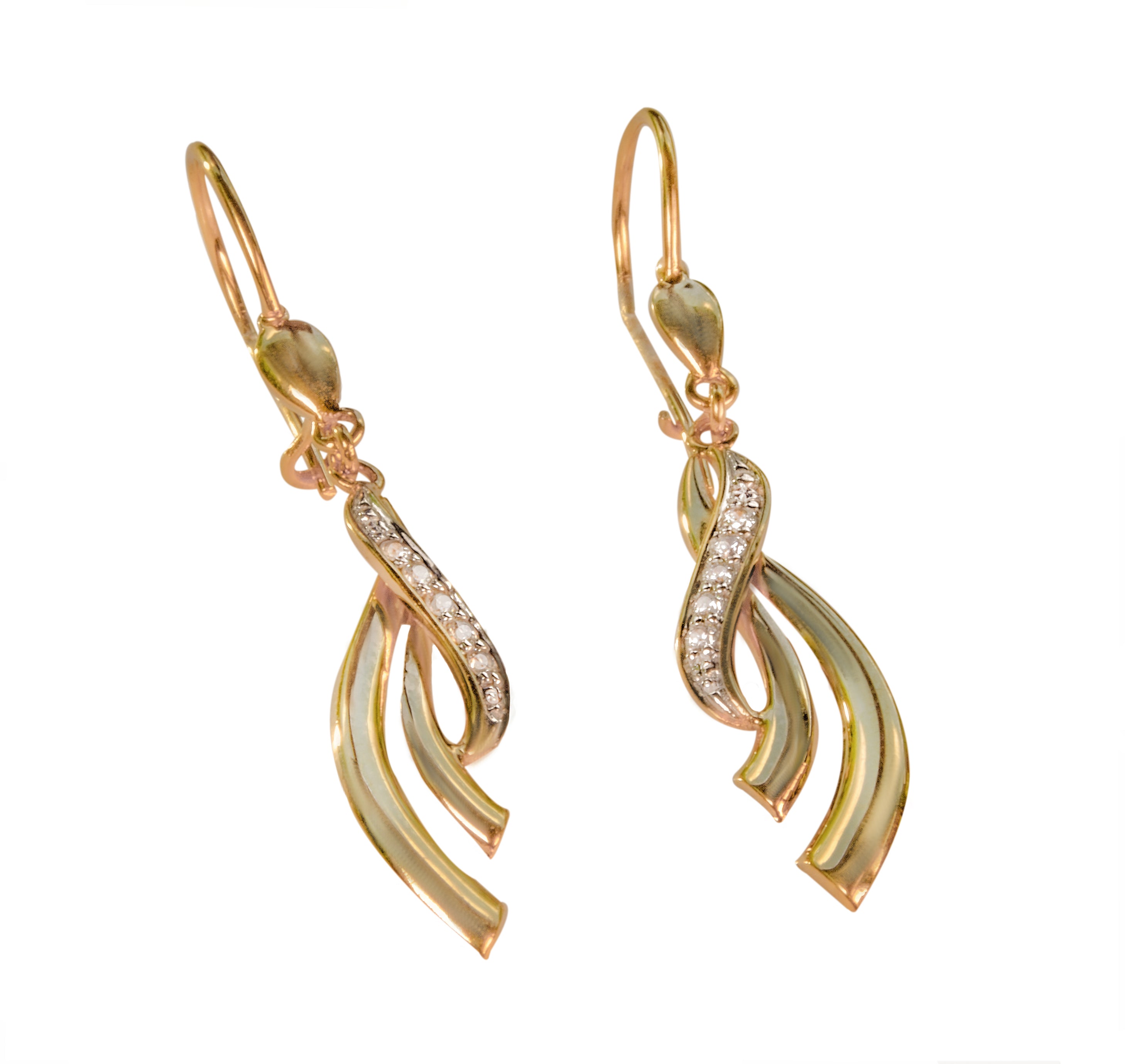 Pendientes de Oro Amarillo con Diseño Fluido y Brillantes