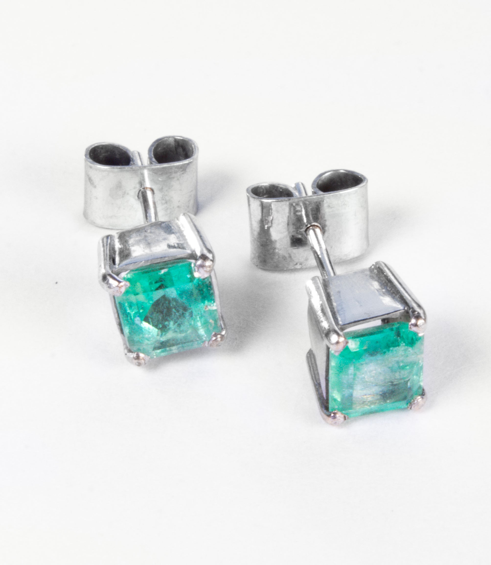 Set de 2 Aretes de Esmeraldas en Montura Clásica