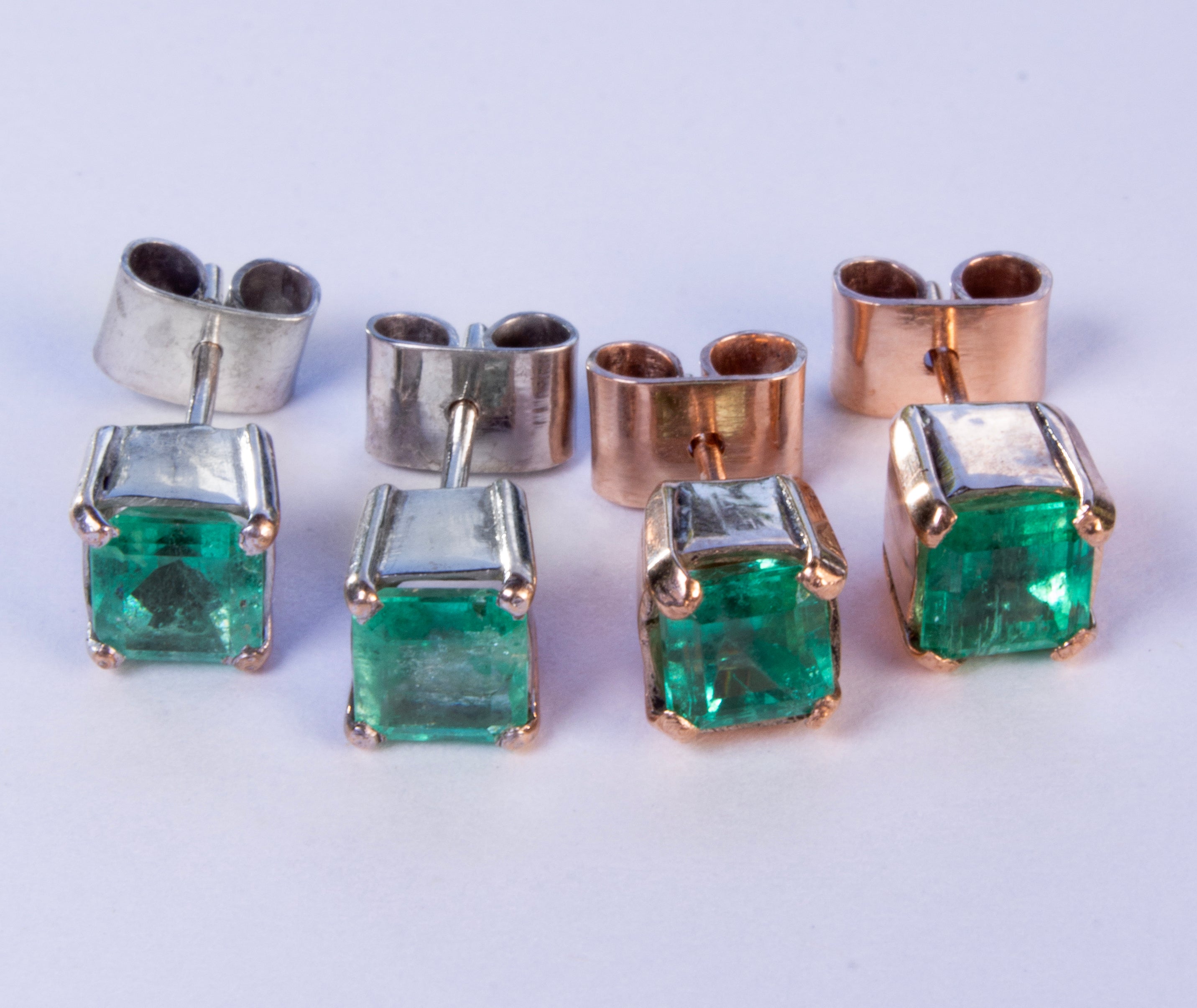 Set de 2 Aretes de Esmeraldas en Montura Clásica