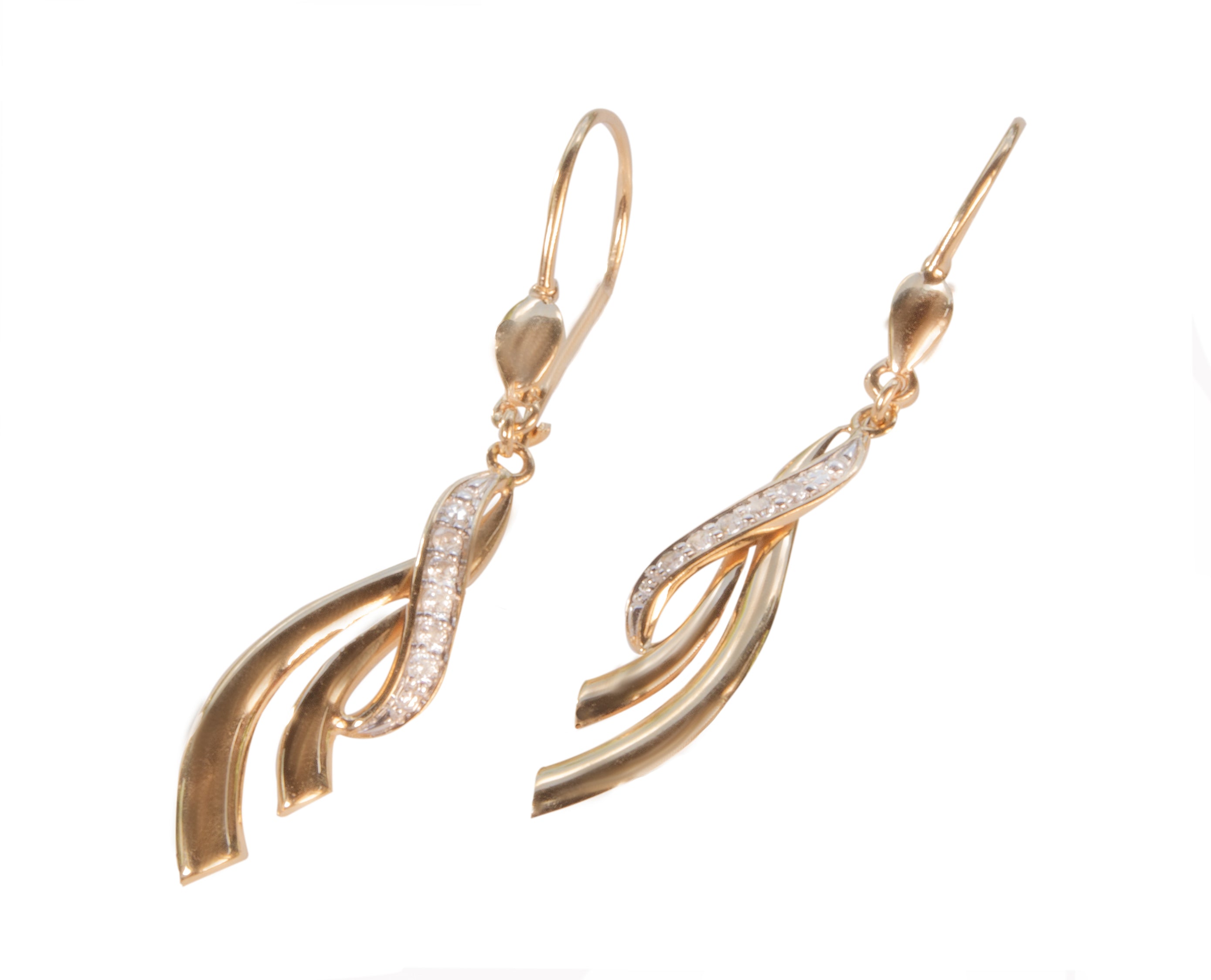 Pendientes de Oro Amarillo con Diseño Fluido y Brillantes