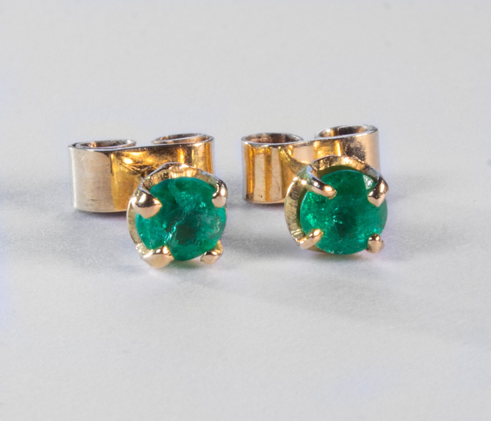 Set de 2 Aretes de Esmeralda en Oro Amarillo Clásicos y Sofisticados