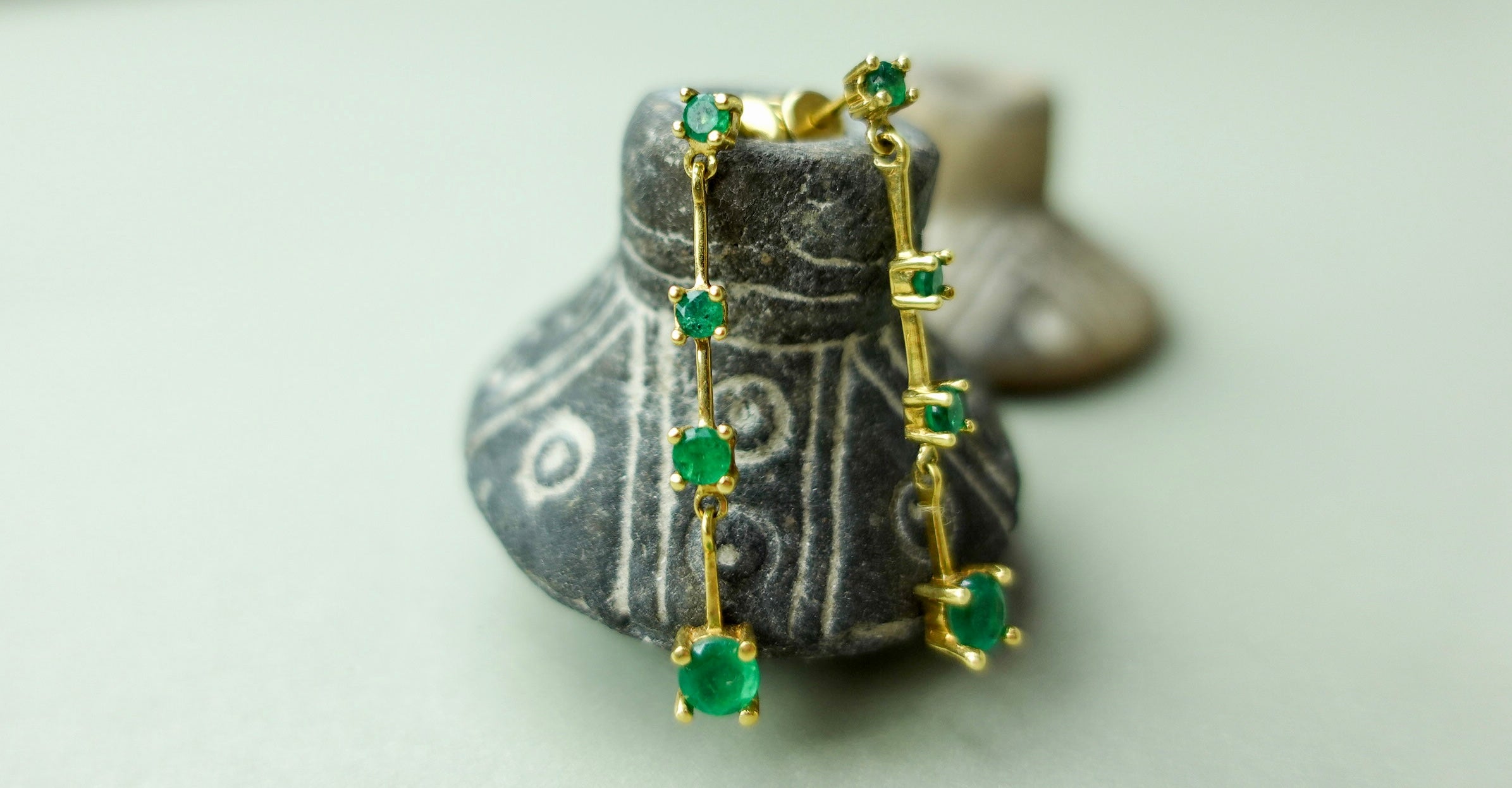 Pendientes de oro amarillo con cascada de esmeraldas