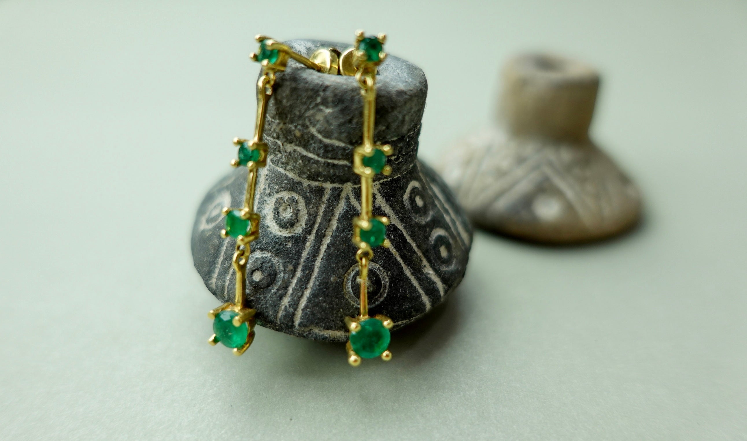 Pendientes de oro amarillo con cascada de esmeraldas