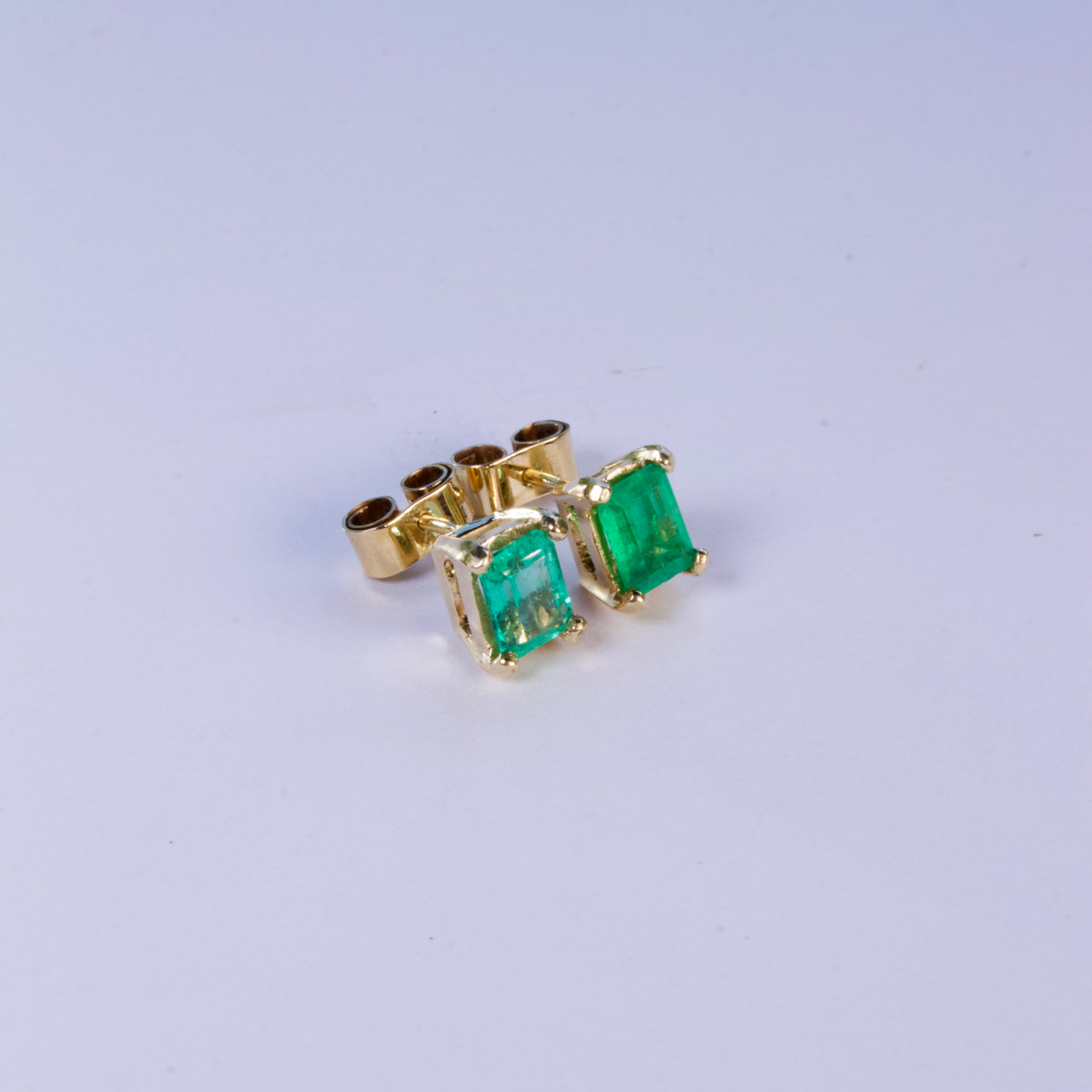 Aretes de Esmeraldas en Montura de oro Logrado